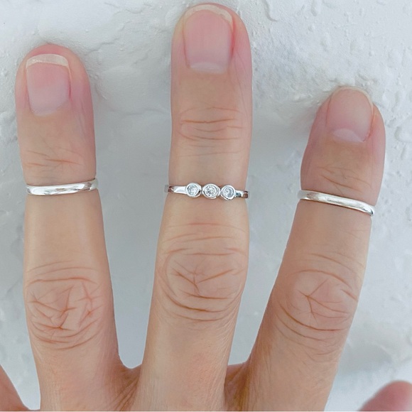 💎TOP SELLER 💎Sterling Silver 3 CZ Toe Ring, Dainty Midi Rings, Stone Jewelry - Picture 8 of 13
